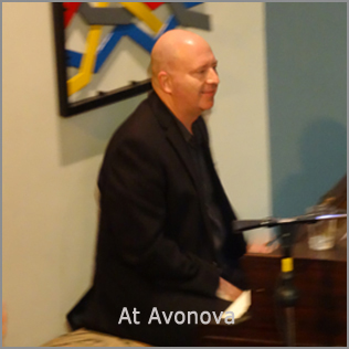 Pianist Lee Bloom performing at Avonova